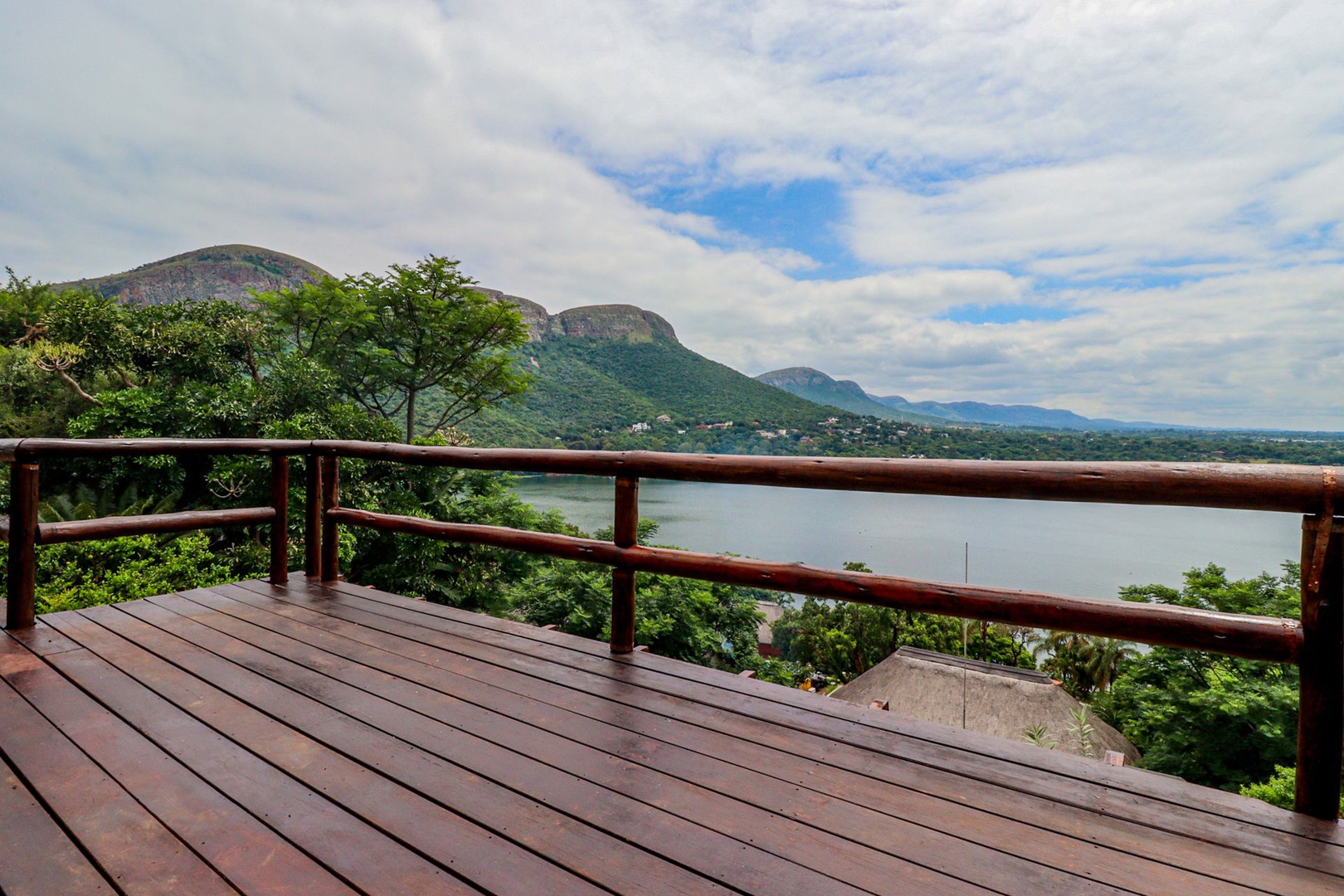 House in Kosmos - The upper level deck offers sumptuous views of Harties!