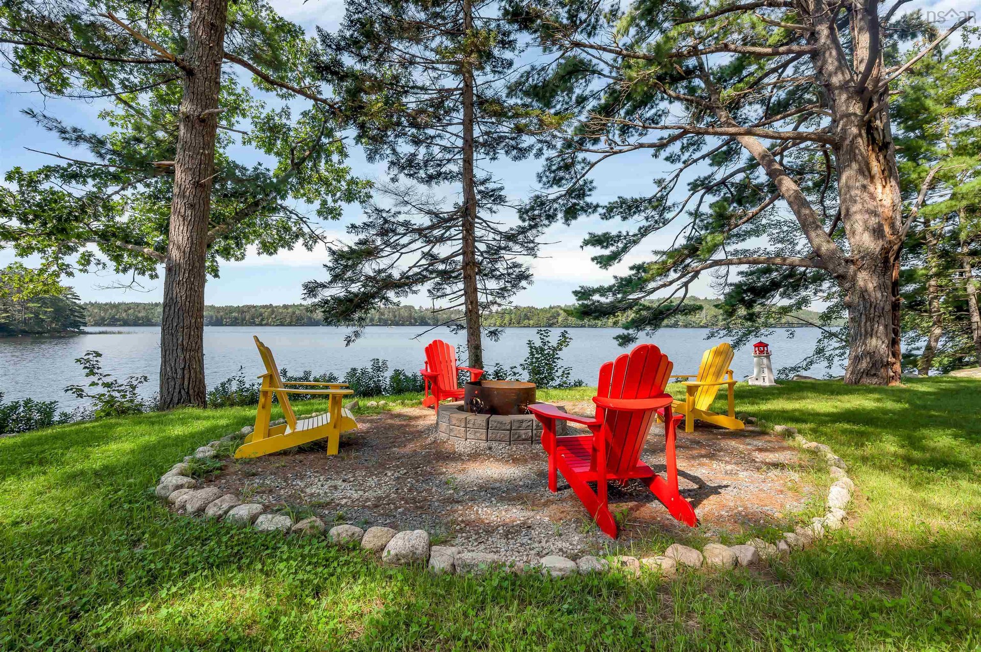 Beautiful cottage with lakefront living at its finest