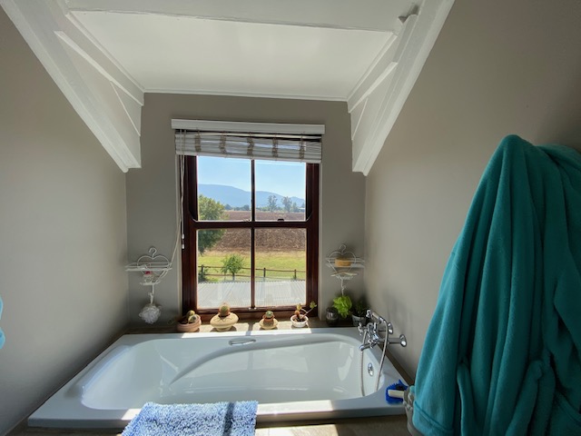 House in The Coves - Beautiful Jack & Jill bathroom for bed 1 & 2 upstairs