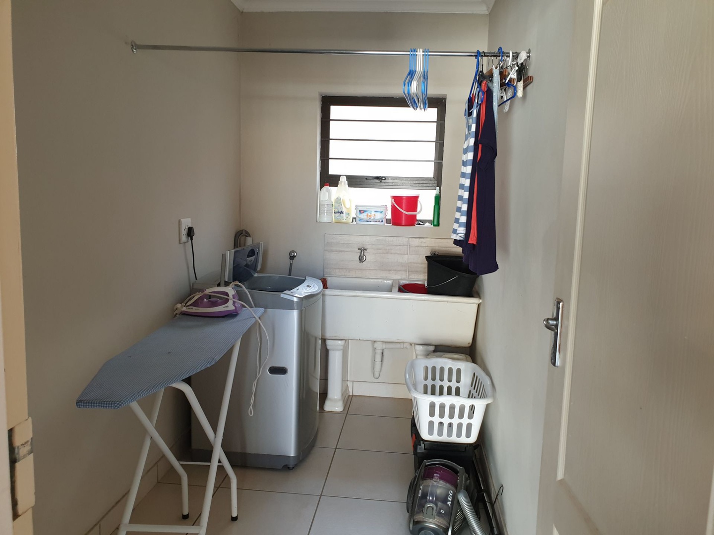 House in Central - Laundry room