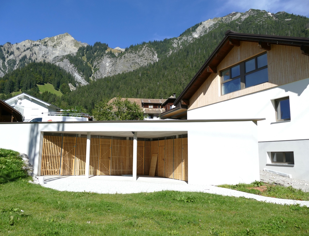 Investment / Wohn- und Geschäftshäuser in Wald am Arlberg - Außennutzfläche mit schöner Gartenfläche