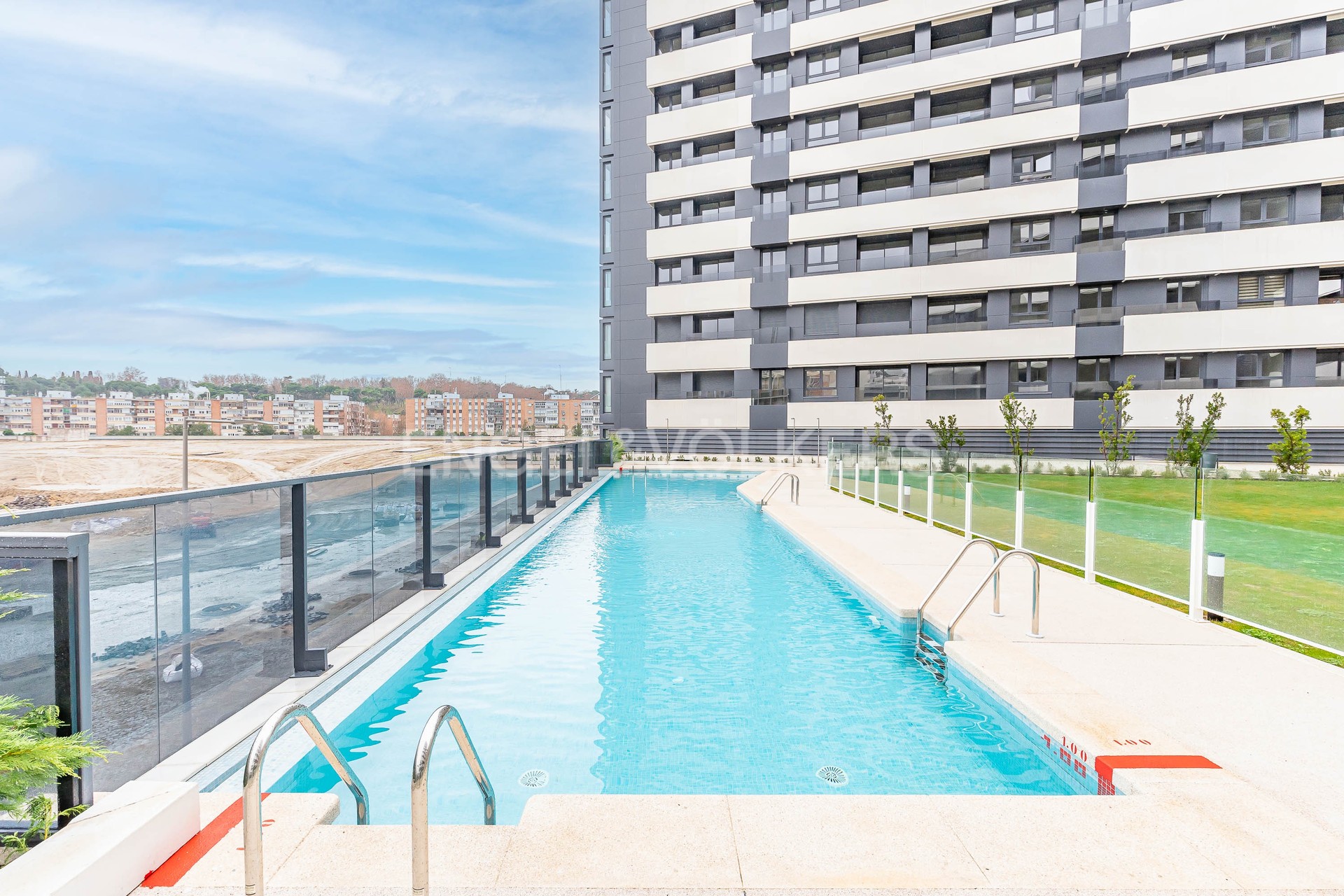 A estrenar en urbanización de lujo con piscina, garaje, balcón exterior y zonas verdes en Madrid Rio