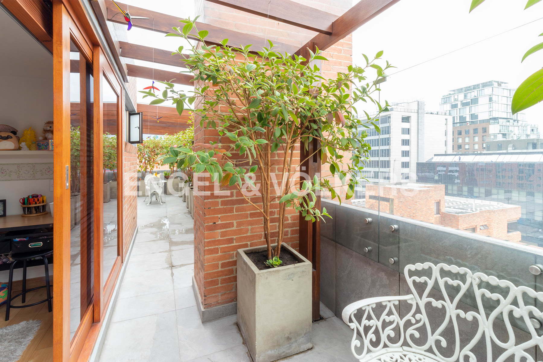 Penthouse remodelado con terrazas para venta como inversión en Chicó