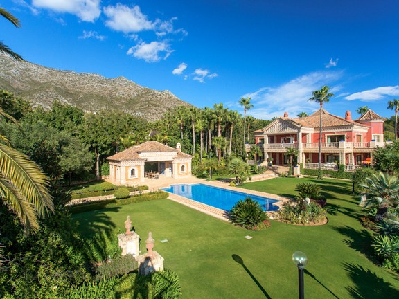 Villa for sale in Los Picos de Nagüeles