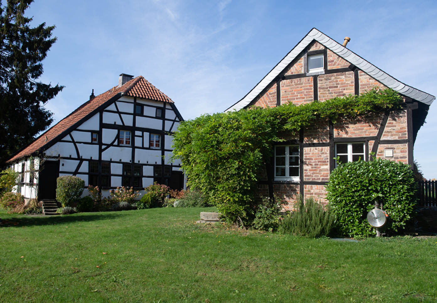 Haus in Neuss - Rosellen - Hausansicht (links) & Remise