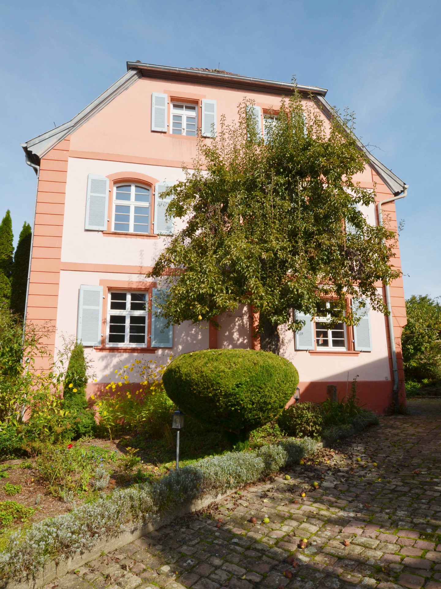 Haus in Keltern - Hofeinfahrt mit Natursteinpflaster und Birnbaum