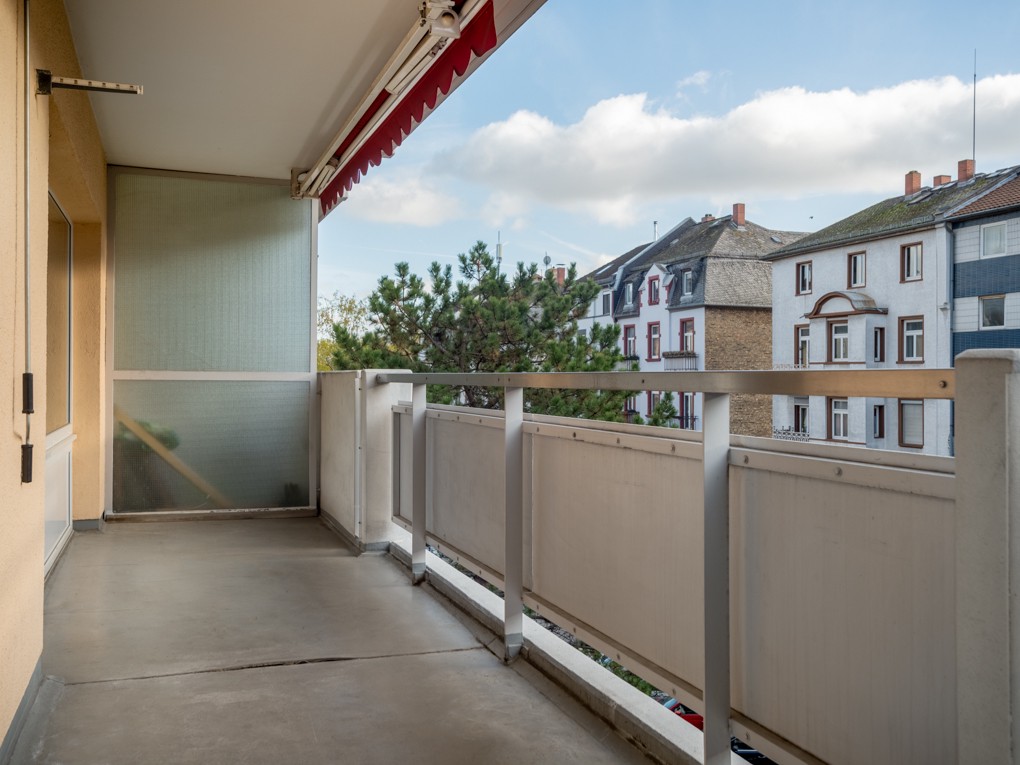 Wohnung in Bornheim - Großer Balkon ist von zwei Zimmern begehbar