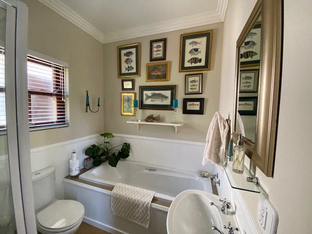 House in The Coves - Picture perfect guest bathroom