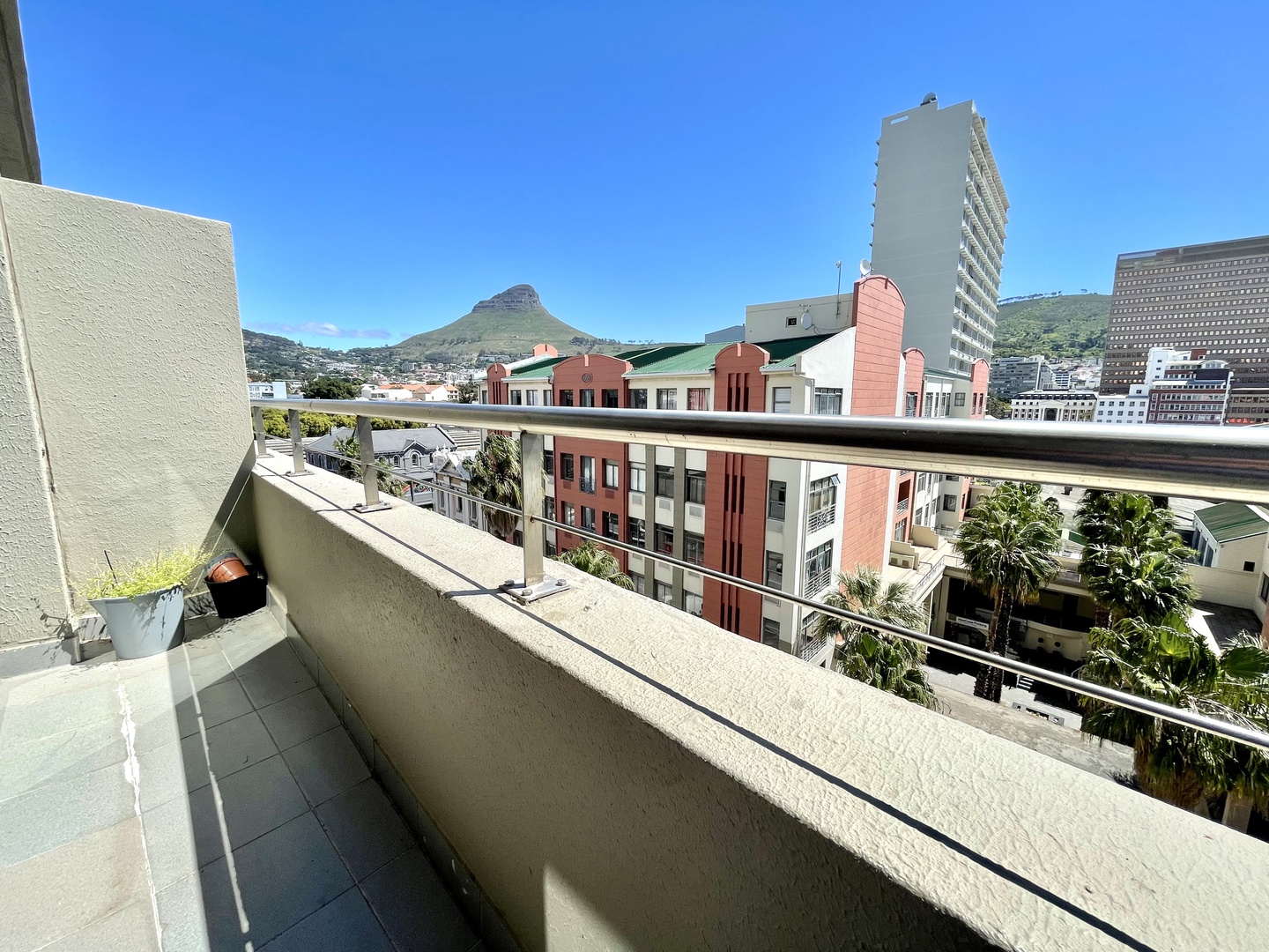 Apartment in Cape Town City Centre - Private balcony/Lions Head view