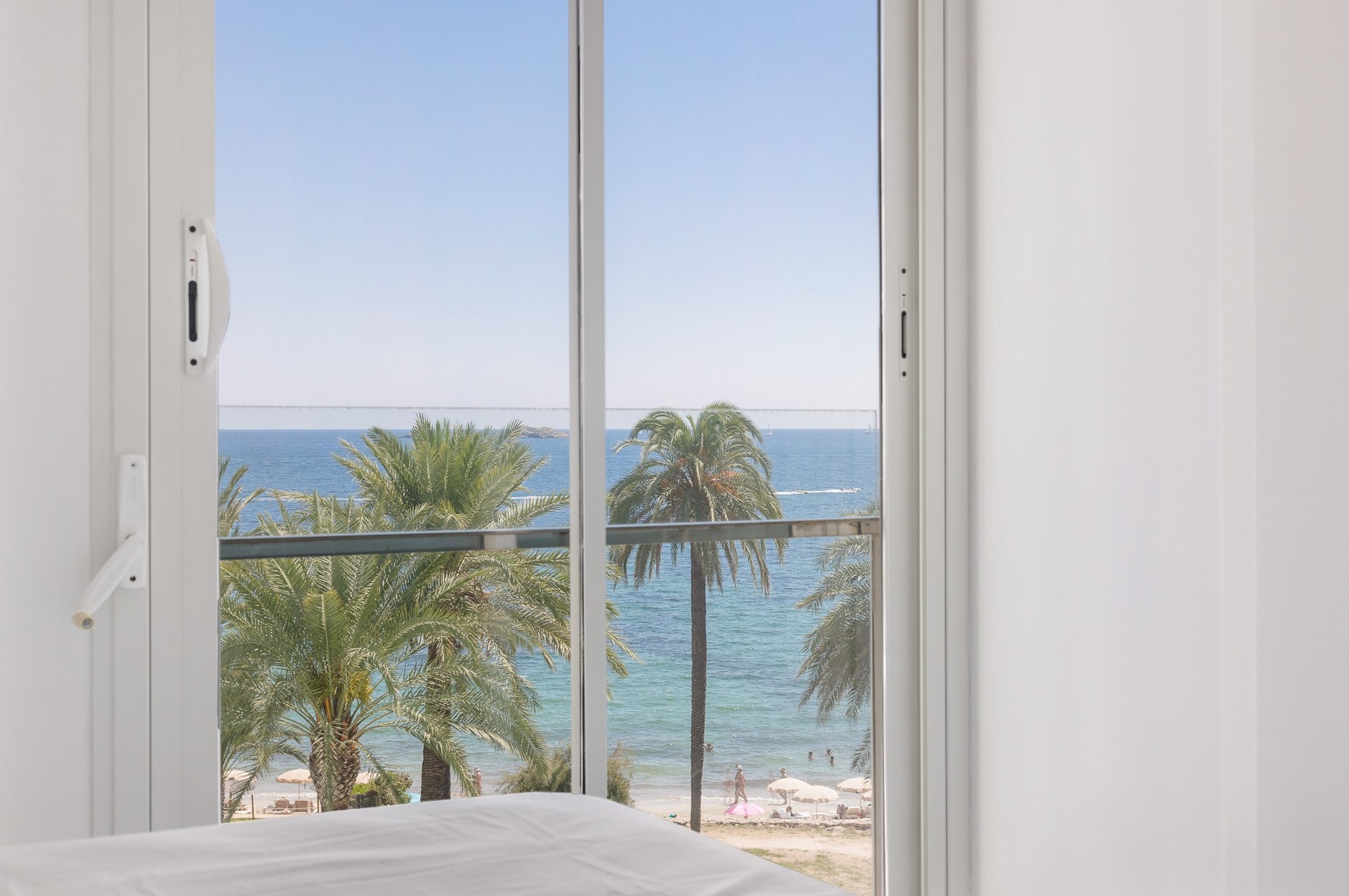 Apartamento en primera línea de playa en ubicación privilegiada en Ibiza
