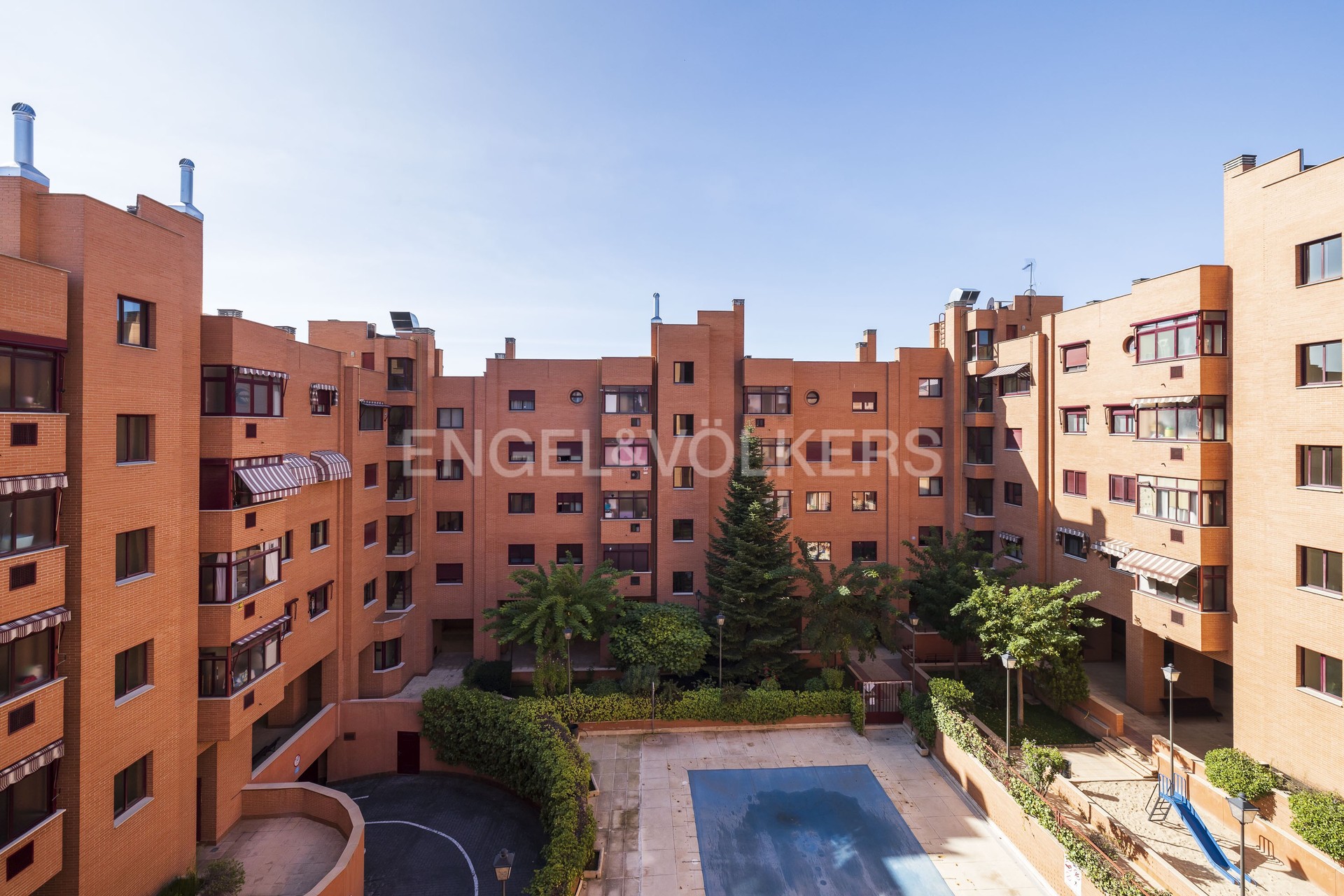 Excelente piso de 3 habitaciones con balcón en Alcobendas