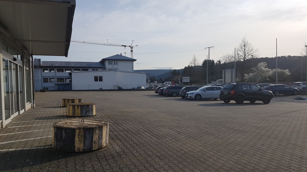 Industrie / Lagerhallen / Produktion in Klingenberg am Main - Parkplatz