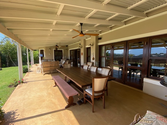 House in The Coves - Outdoor lounge and dining area