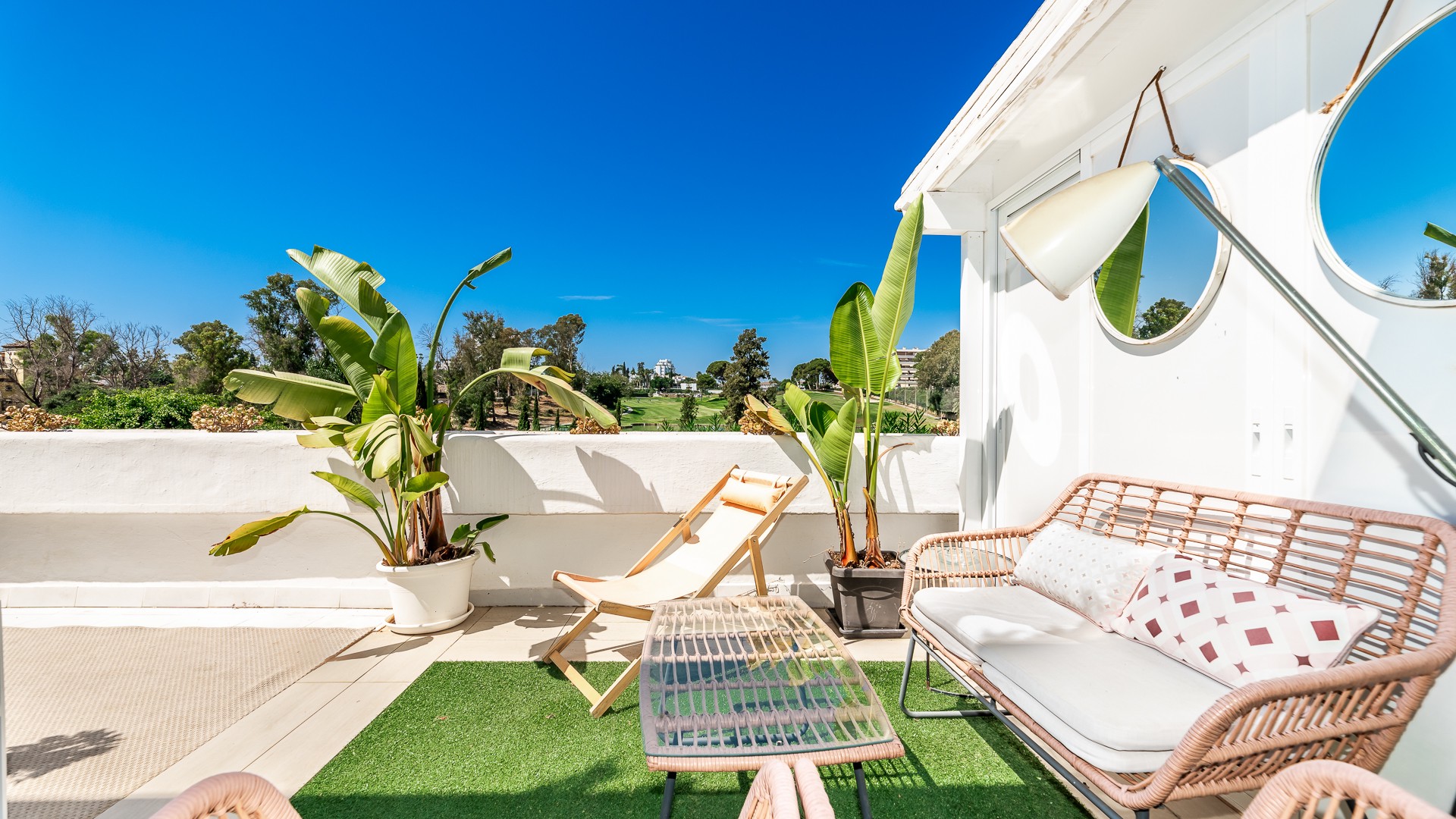 Guadalmina: Sensacional apartamento con vistas panorámicas al golf en Marbella.