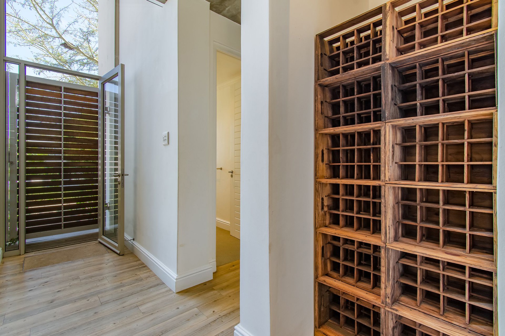House in Brandwacht aan Rivier - Foyer With Wine Rack & Guest Bedroom with Bathroom