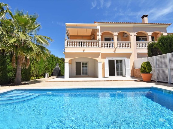 Spacious semi-detached house in a privileged location in Puig de Ros