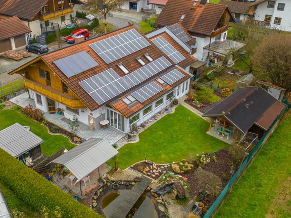 Ein Blick aus der Vogelperspektive auf die Immobilie und das gesamte Grundstück mit Photovoltaikanlage