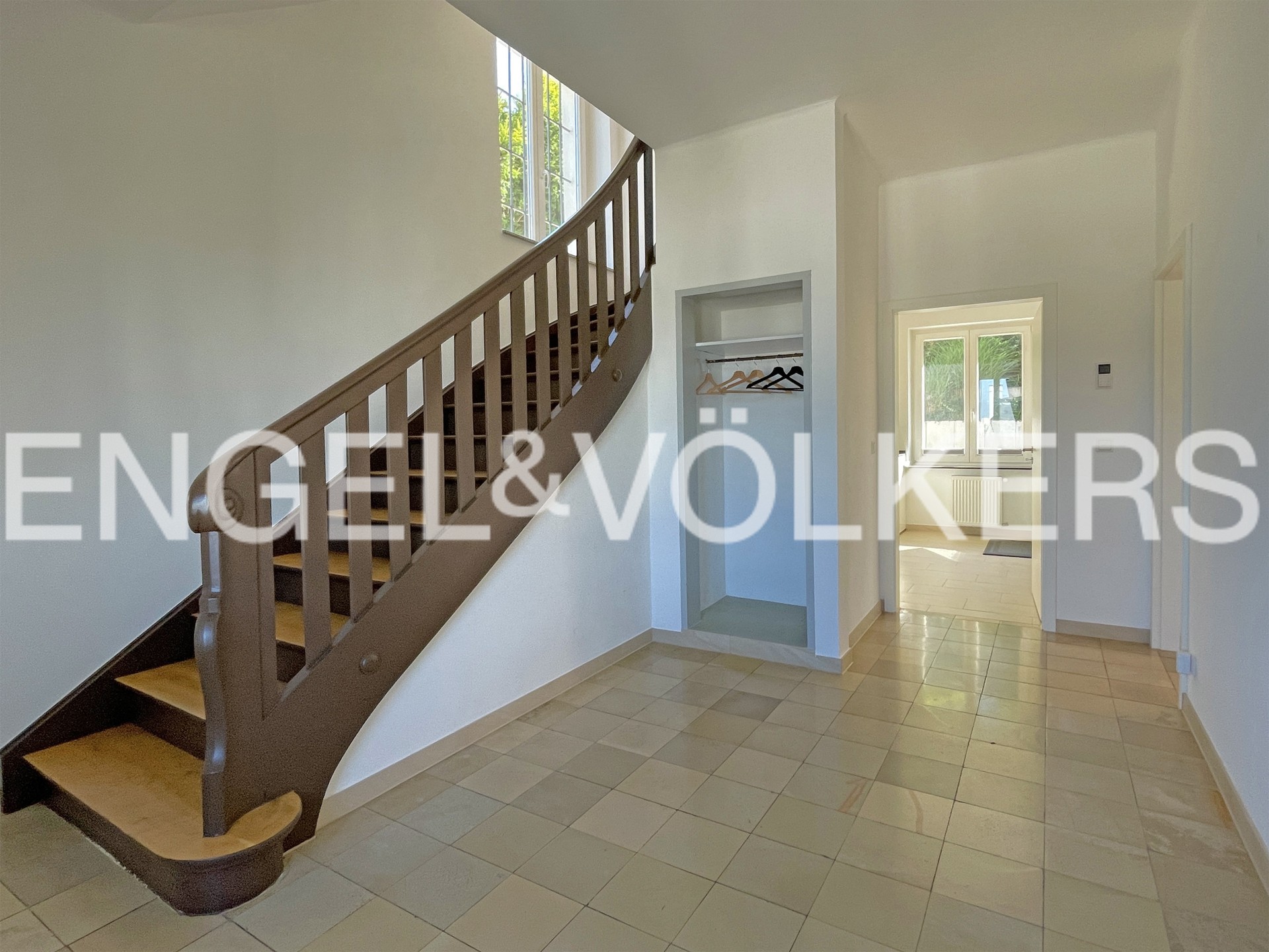 Haus in Neuenheim - Diele EG mit Treppenaufgang und Garderobe und Blick zur Küche