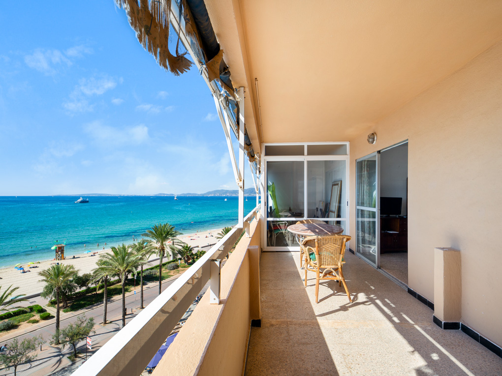 Apartamento con terraza y vistas al mar para reformar