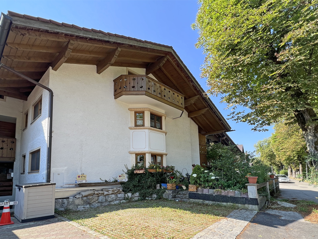 Haus in Garmisch-Partenkirchen - Hauseingan mit Außenstellplatz