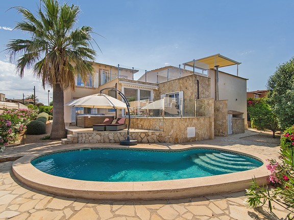 Mediterranean Villa with pool in Bahia Azul