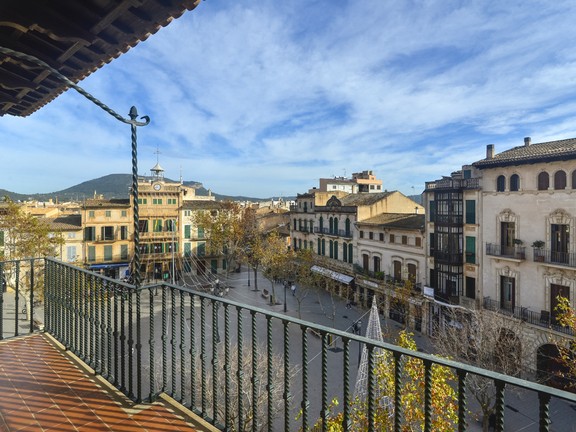 Apartment overlooking the square in Llucmajor