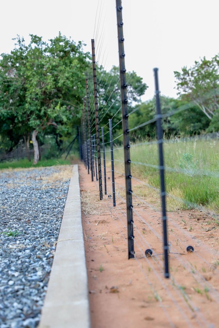 Land in Thabazimbi Rural - Electric fence around the manor and sheds