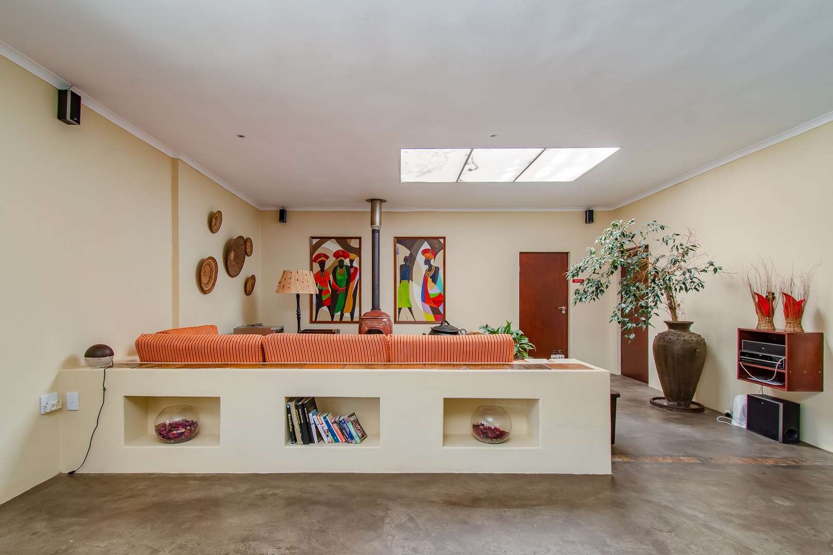 House in Pringle Bay Rural - Skylight allows natural light into the African inspired lounge area