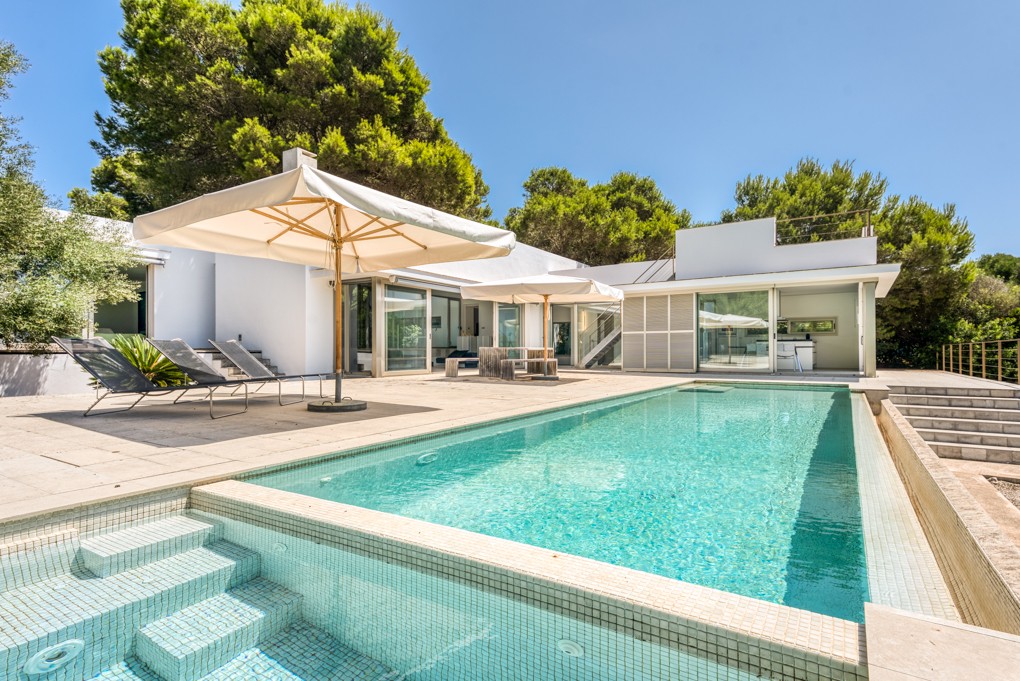 Espectacular casa minimalista con piscina y vistas al mar en S´Atalaia
