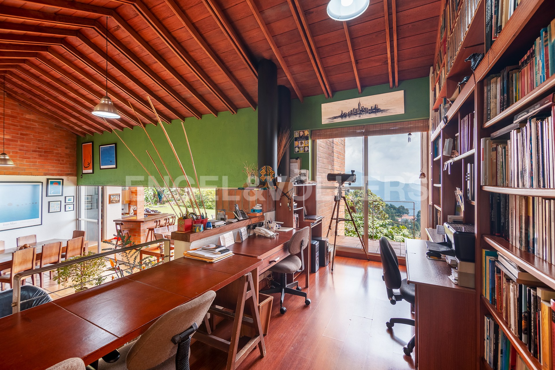 Amplia casa con vista a Medellín en Las Palmas