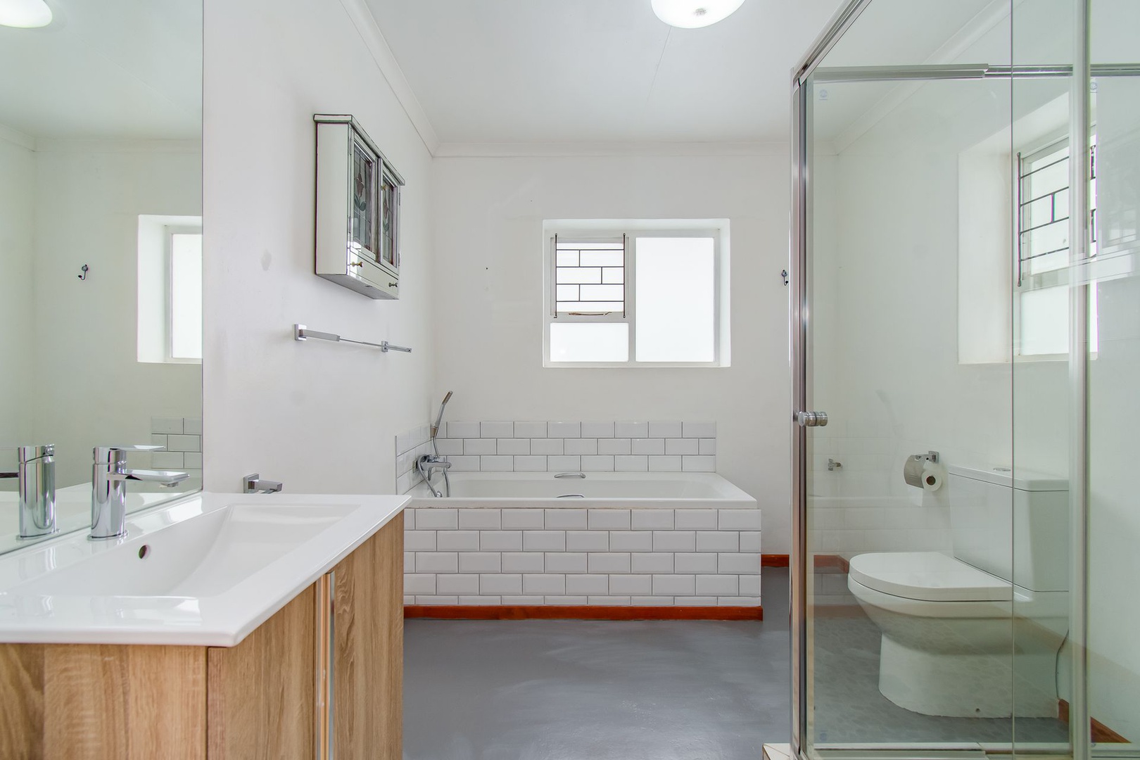 House in Pringle Bay - Full en-suite with modern fittings and finishes