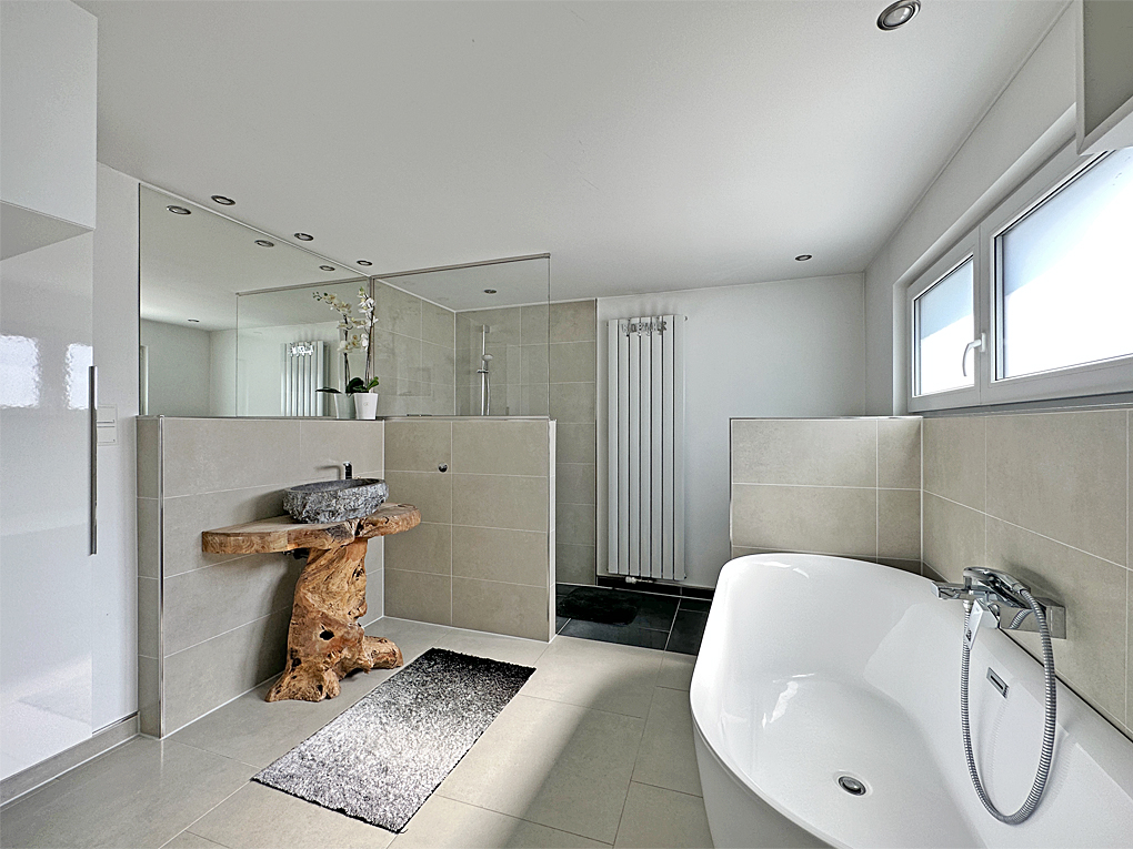 Haus in Bürstadt - Modernes Bad mit Wanne und ebenerdiger Dusche