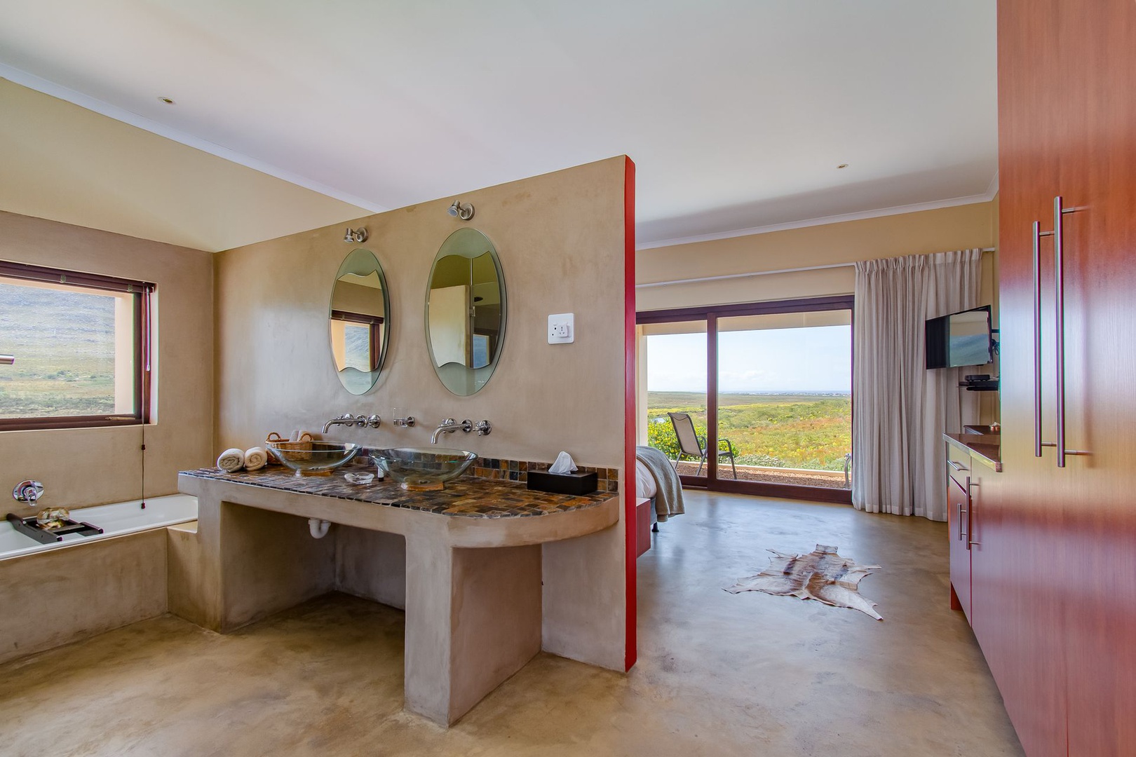 House in Pringle Bay Rural - Kingsized bed: Open plan room with a sea view