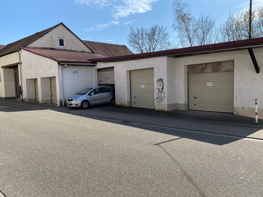 Investment / Wohn- und Geschäftshäuser in Wolfstein - Garagen