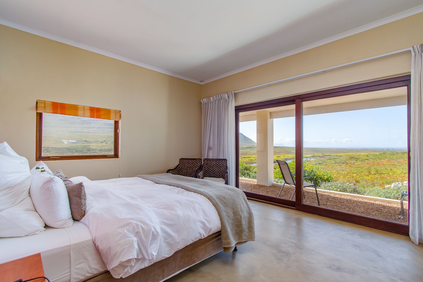 House in Pringle Bay Rural - Kingsized bed with a sea view