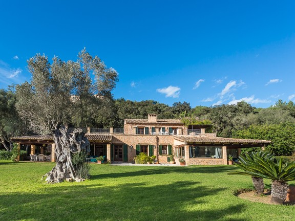 Charming finca estate with olive grove and holiday rental license in Esporles, Mallorca