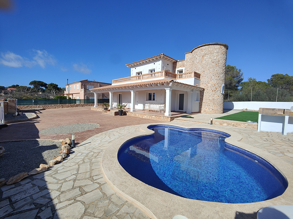 Moderna villa mediterránea en Cala Pi
