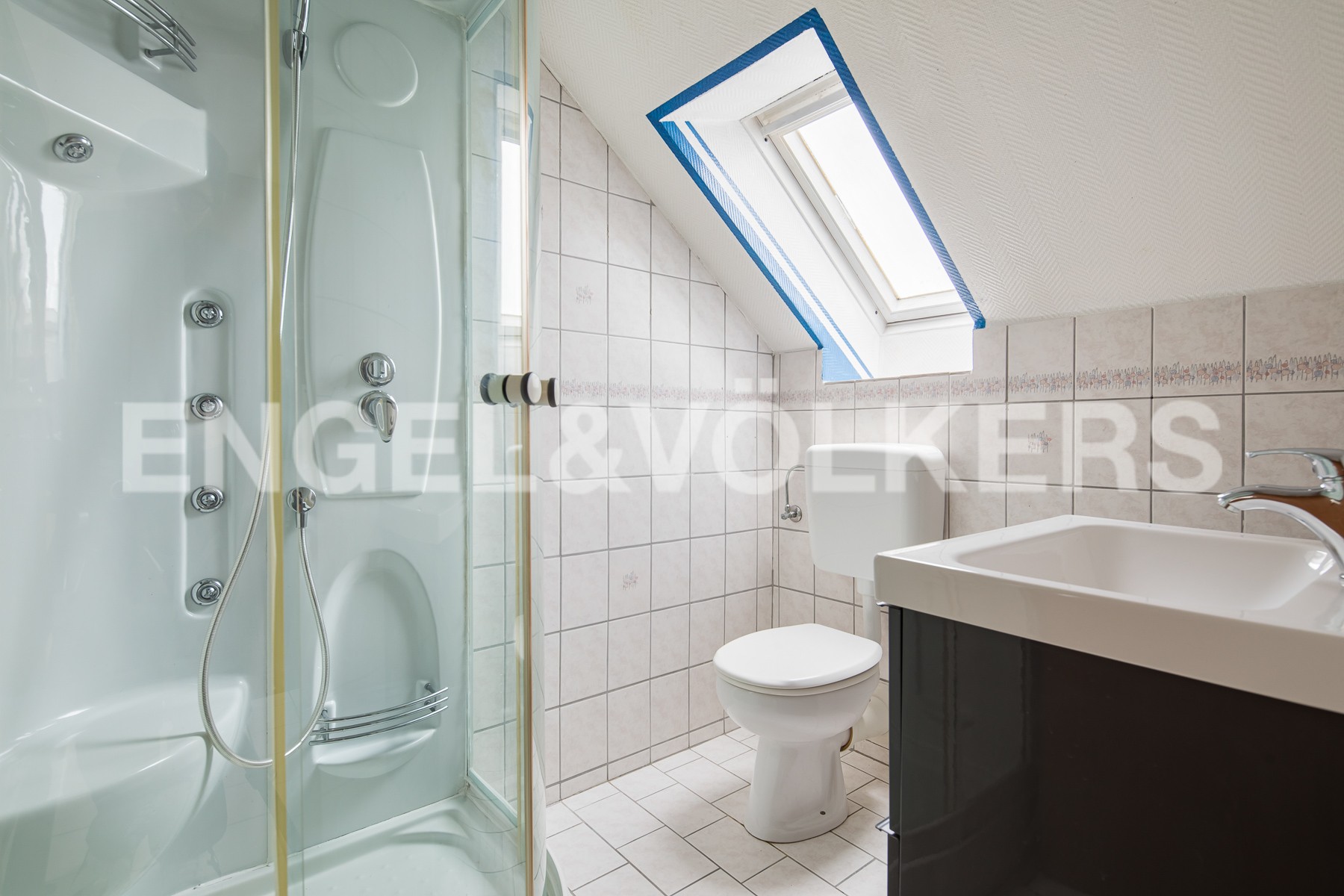 Haus in Schwabach - Tageslicht-Bad mit Dusche im Dachgeschoss