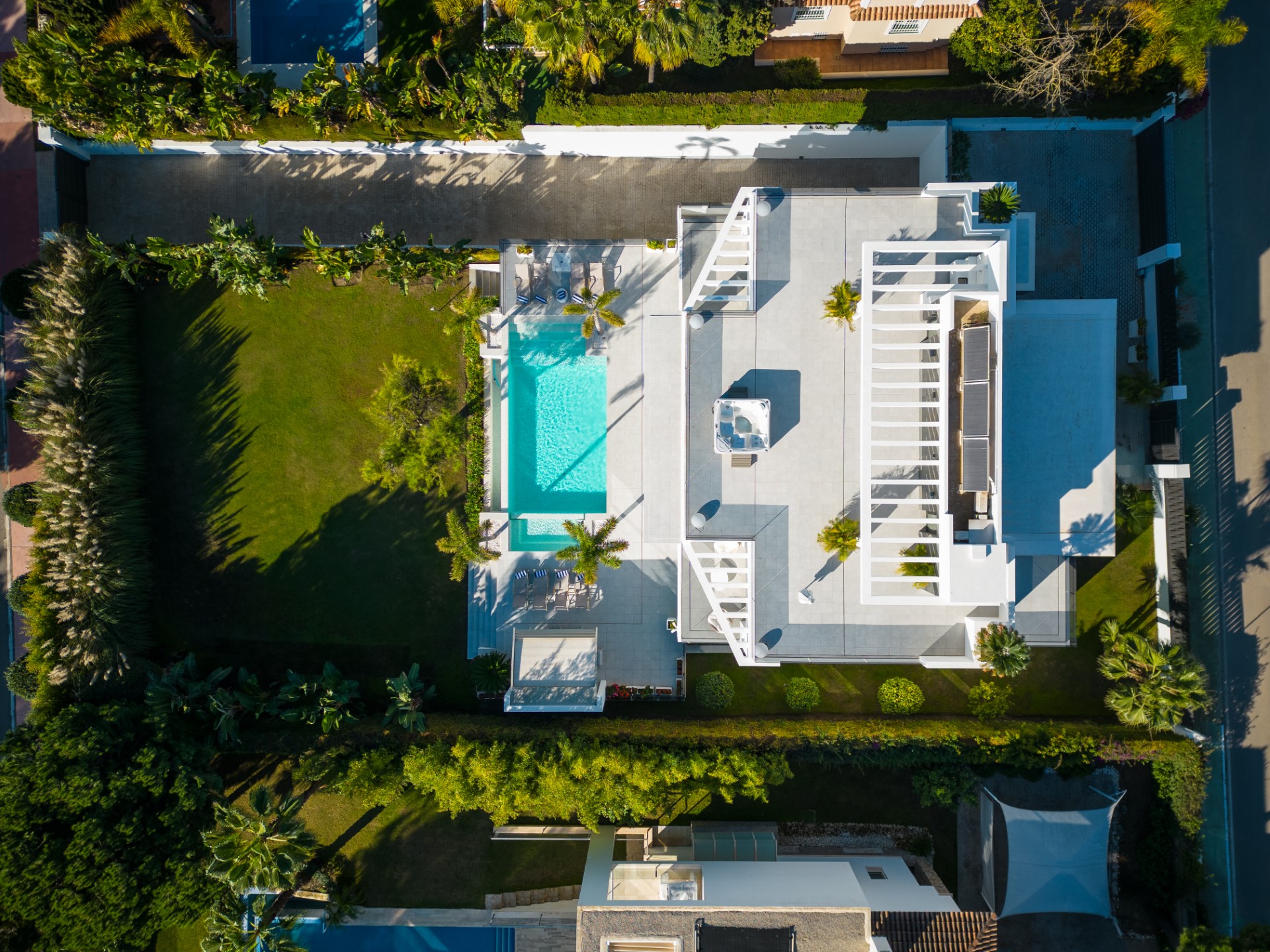 Aloha Golf: Sensacional villa moderna con jardín privado