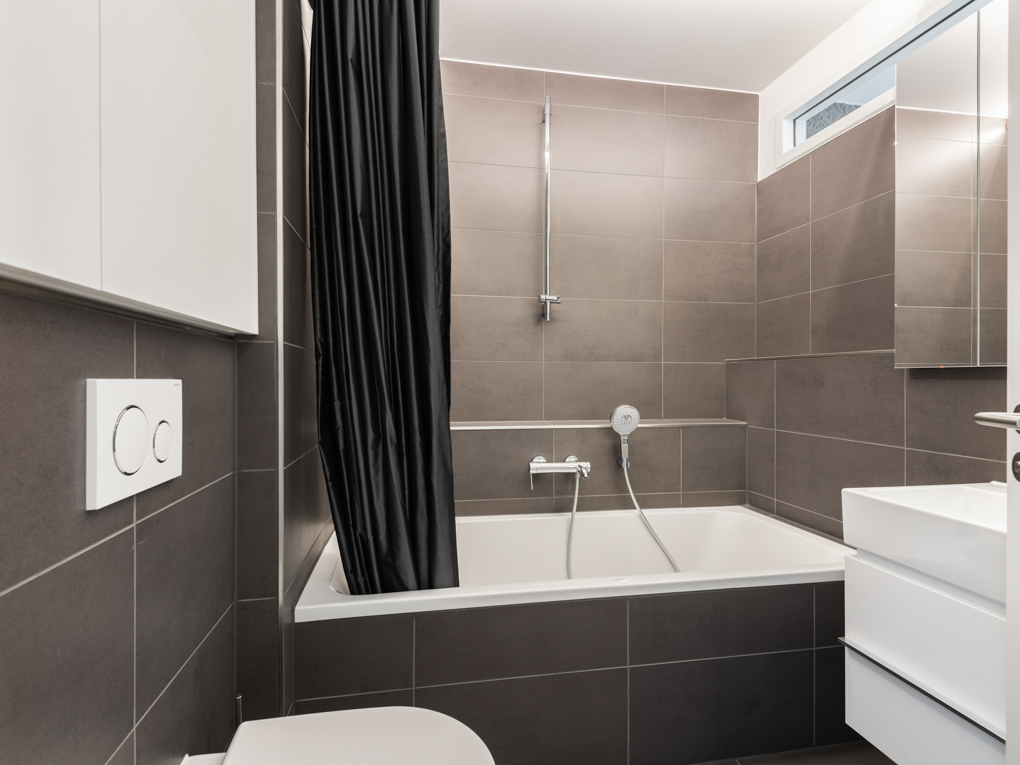 Wohnung in Europaviertel - Komfortables Badezimmer mit smarten Extras