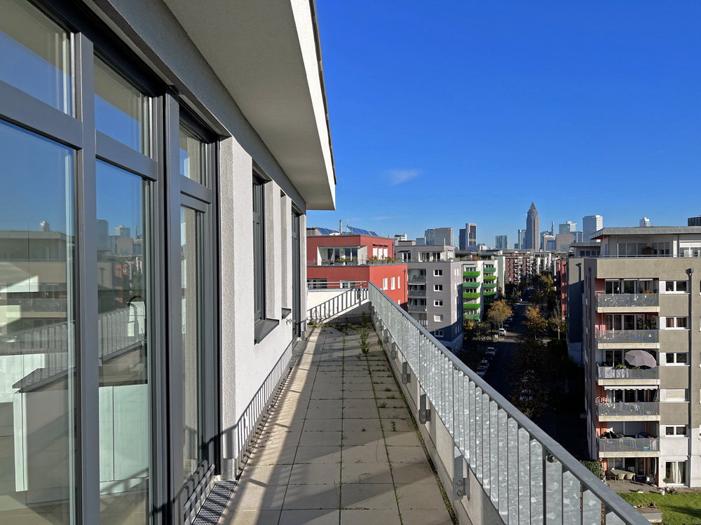 Wohnung in Rebstock - Terrasse mit Blick auf die Skyline