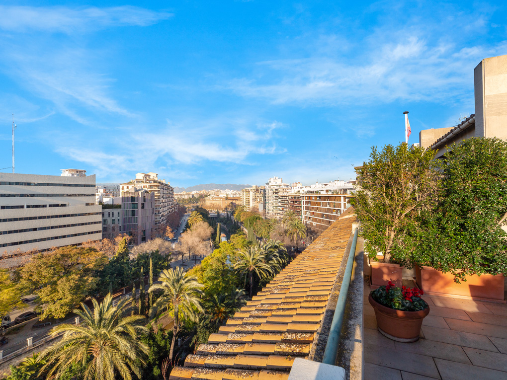 Elegante ático con dos terrazas, ascensor y parking en el Paseo Mallorca