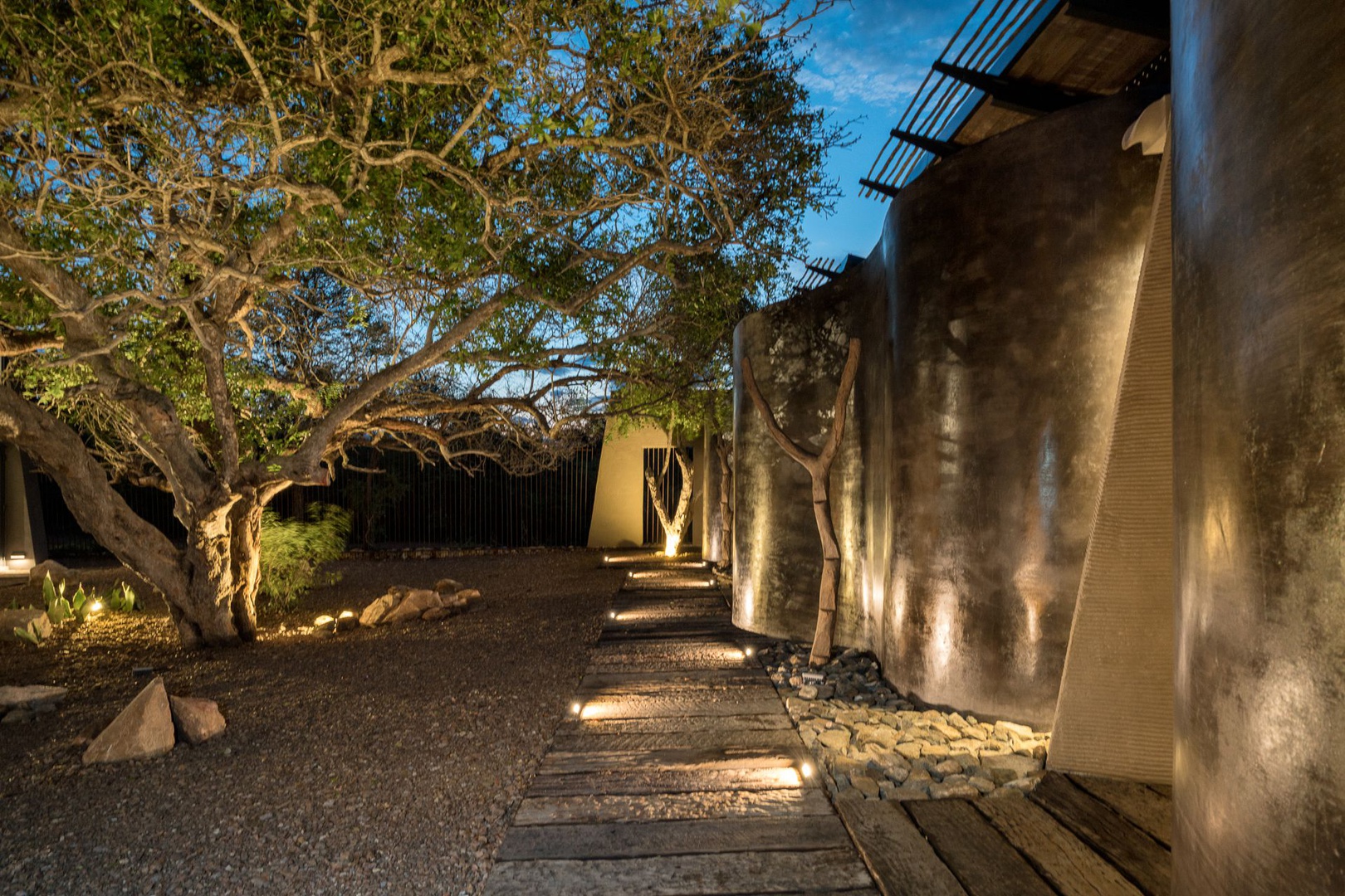 N’Wambu Safari Lodge : Where the Tree Whispers by the River