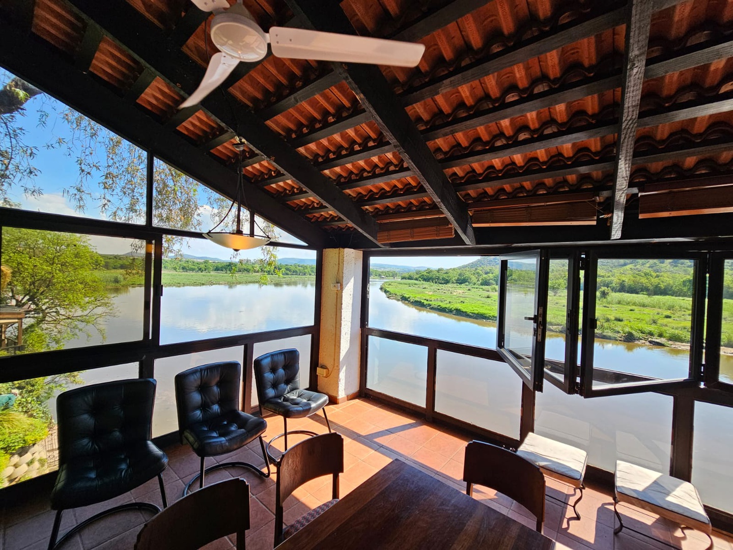 House in Ile du Lac - Sunroom with gorgeous views