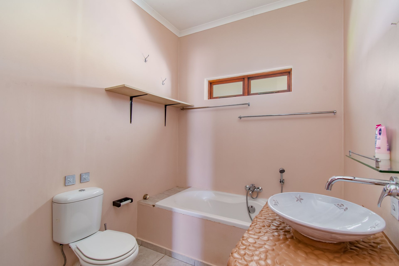 House in Pringle Bay Rural - Management suite: bedroom 2 & 3 sharing a bathroom