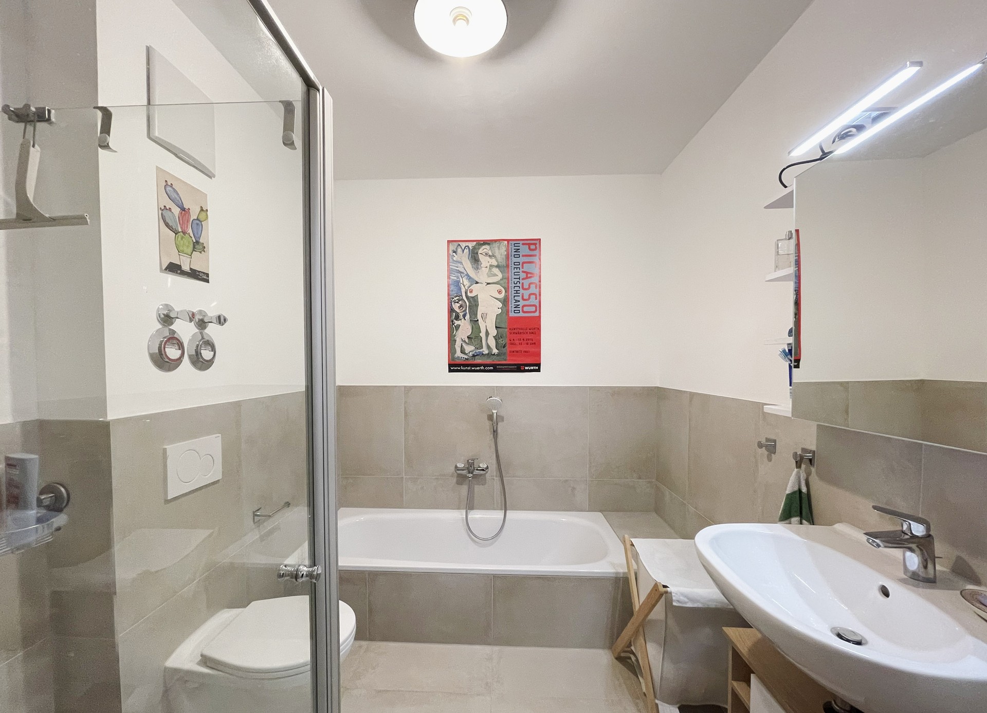 Wohnung in Hanau - Badezimmer mit Dusche und Badewanne