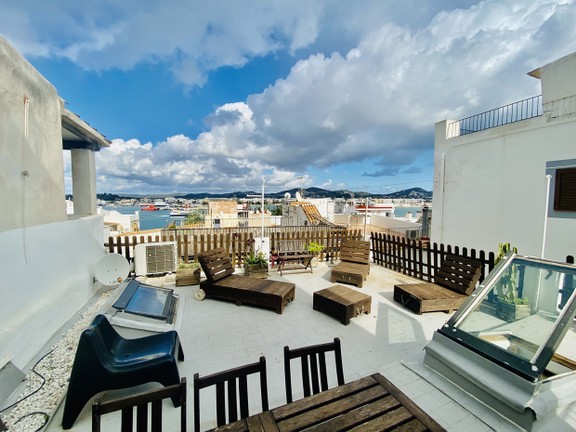 Apartamento renovado con terraza en Ibiza ciudad
