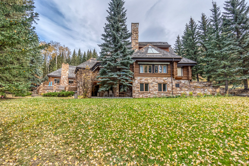 A REMARKABLE EQUESTRIAN ESTATE IN THE ROCKY MOUNTAIN FOOTHILLS
