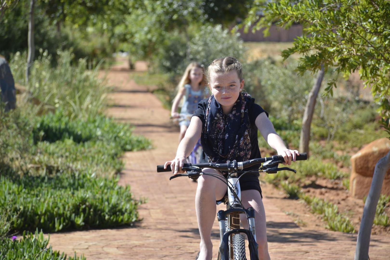 Land in De Land - Kinders met fietse in wandelpaaie