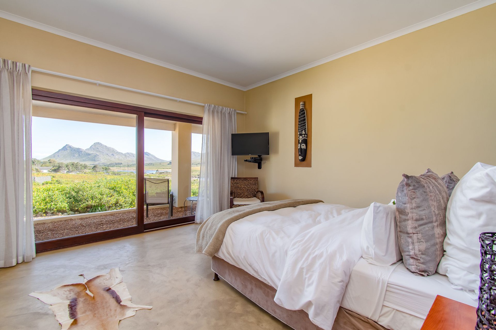 House in Pringle Bay Rural - Queensized bedroom facing the direction of Pringle Bay